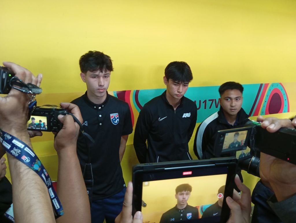 Kiri ke kanan penyerang Thailand Caelan Ryan, penyerang Singapura Kian Ghadessy, dan gelandang Brunei Darussalam Natiy Herman saat jumpa pers kesiapan untuk Piala AFF U-19 di Stadion Gelora Bung Tomo, Surabaya, Jawa Timur, Rabu (17/7/2024).