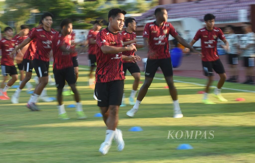 Pemain Indonesia saat latihan resmi di Lapangan Thor, Surabaya, Selasa (16/7/2024). Laga pertama Indonesia akan menghadapi Filipina di Stadion Gelora Bung Tomo, Rabu (17/7).