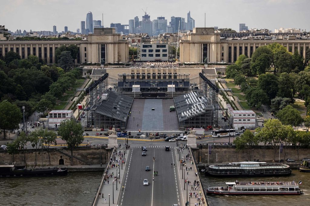 Pekerjaan pembangunan venue Olimpide 2024 di Trocadero, Paris, Perancis, 26 Juni 2024. 