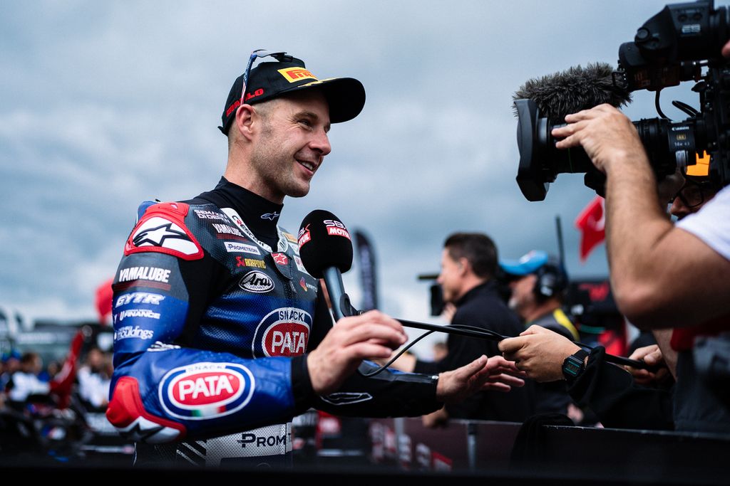 Pebalap tim Pata Prometeon Yamaha, Jonathan Rea, di parc ferme seusai finis di posisi ketiga dalam balapan superpole Superbike seri Inggris di Sirkuit Donington Park, Minggu (14/7/2024). Ini merupakan podium pertama Rea bersama Yamaha.