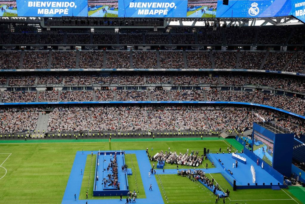 Stadion Santiago Bernabeu dipenuhi pendukung Real Madrid saat acara perkenalan striker anyar Kylian Mbappe, Selasa (16/7/2024). 