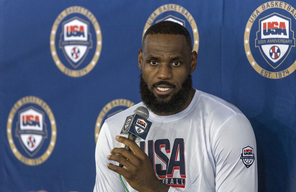 Pebasket LeBron James (Los Angeles Lakers) berbicara dalam konferensi pers di pelatnas tim basket AS untuk Olimpiade Paris 2024 di Las Vegas, Sabtu (6/7/2024). 