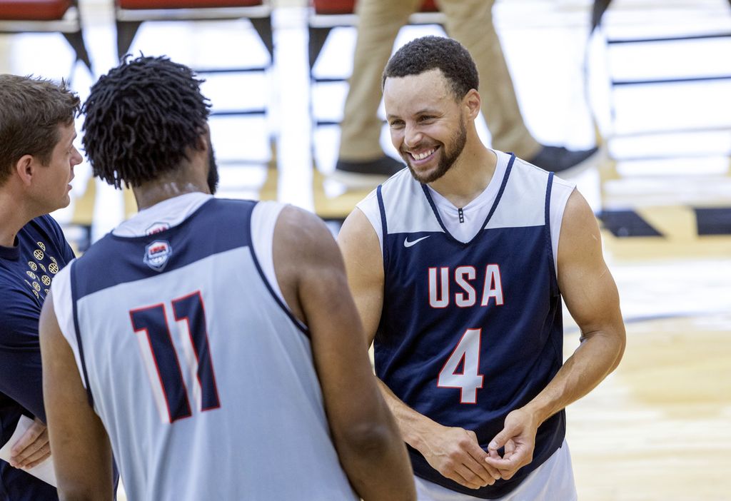 Pebasket Stephen Curry (Golden State Warriors) berbincang dengan pebasket Joel Embiid (Philadelphia 76ers), saat latihan di pelatnas tim basket AS untuk Olimpiade Paris 2024 di Las Vegas, Sabtu (6/7/2024). 