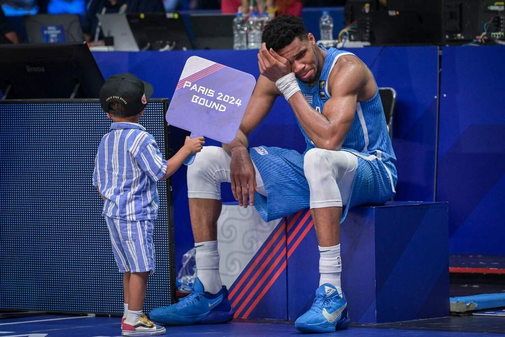 Ekspresi pebasket Yunani, Giannis Antetokounmpo, setelah laga final kualifikasi Olimpiade Paris antara Yunani dan Kroasia di Stadion Peace and Friendship, Piraeus, Yunani, Senin (8/7/2024) dini hari WIB. Yunani menang atas Kroasia dengan skor 80-69.