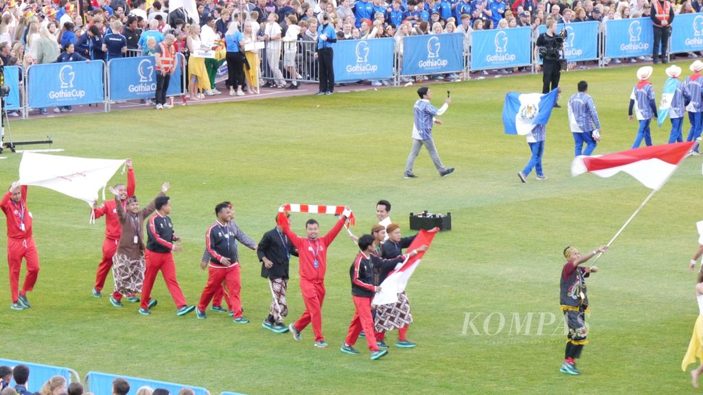 Tim special olympic DKI Jakarta mengikui defile pembukaan Piala Gothia 2024 di Stadion Ullevi, Gothenburg, Swedia, Selasa (16/7/2024) dini hari waktu Indonesia.