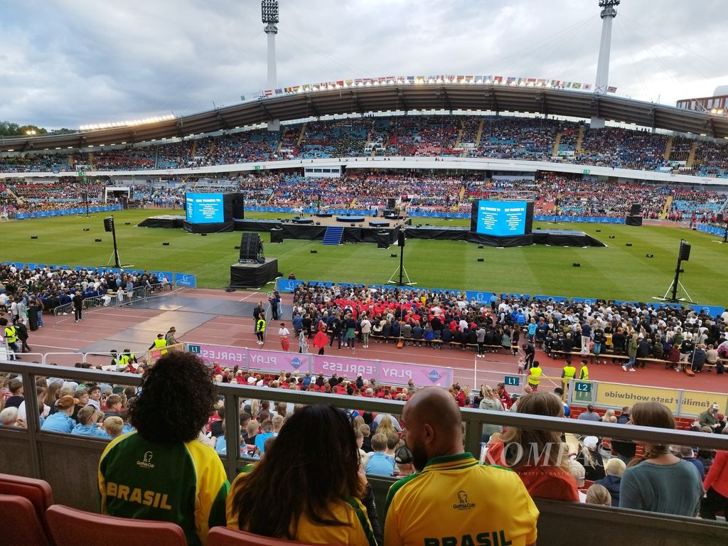 Suasana menjelang upacara pembukaan Piala Gothia 2024 di Stadion Ullevi, Gothenburg, Swedia, Selasa (16/7/2024) dini hari waktu Indonesia. Acara yang berlangsung meriah itu dihadiri 48.890 orang dari setidaknya 74 negara.