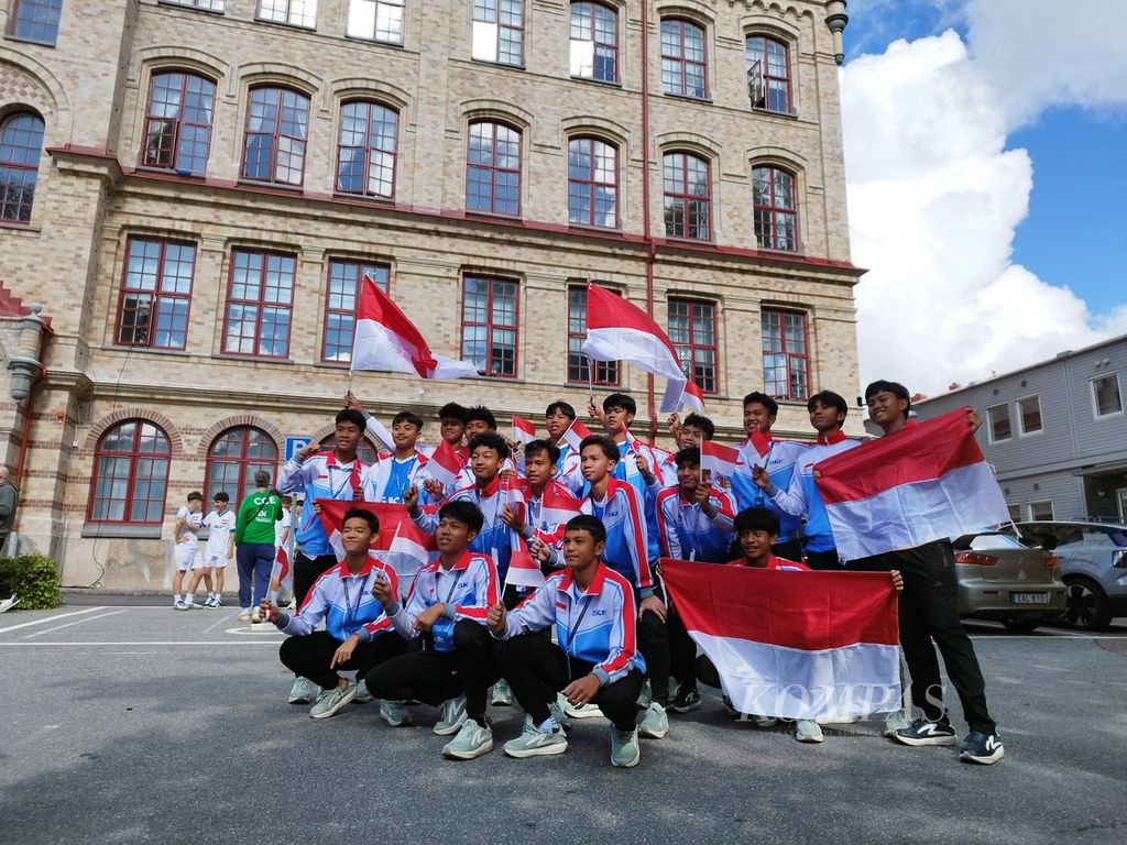 Tim LKG SKF Indonesia berpose di depan mes di Gothenburg, Swedia, Minggu (14/7/2024). Mereka bersiap menghadapi Piala Gothia, ajang Piala Dunia Anak-Anak dan Remaja, yang dimulai pada Senin (15/7/2024) ini.