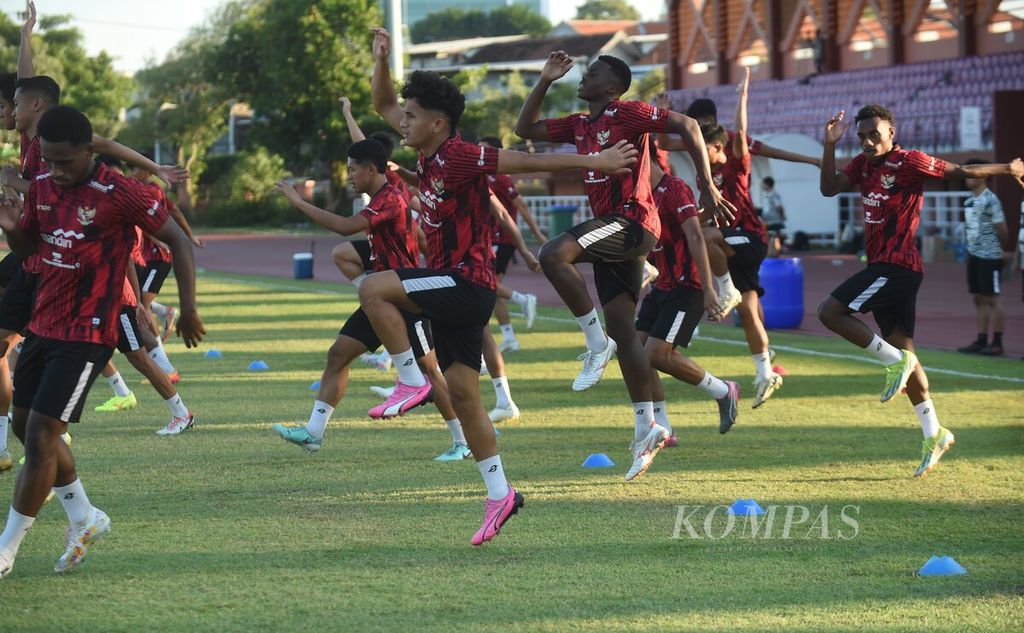 Pemain Indonesia U-19 saat latihan resmi di Lapangan Thor, Surabaya, Selasa (16/7/2024). Dalam Piala AFF U-19 Indonesia berada di Grup A bersama Timor Leste, Filipina, dan Kamboja. Piala AFF-U19 dimulai pada 17 -29 Juli mendatang. Laga pertama Indonesia akan menghadapi Filipina di Stadion Gelora Bung Tomo pada Rabu (17/7/2024). 