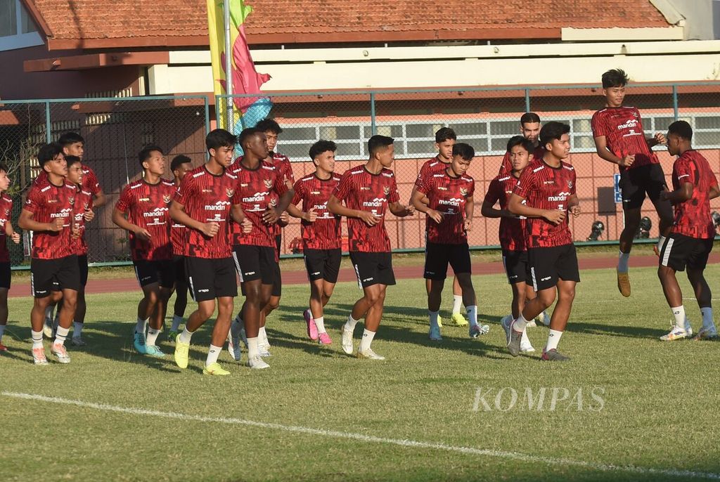 Pemain Indonesia U-19 berlari mengelilingi lapangan saat latihan resmi di Lapangan Thor, Surabaya, Selasa (16/7/2024). Dalam Piala AFF U-19 Indonesia berada di Grup A bersama Timor Leste, Filipina, dan Kamboja. Piala AFF-U19 dimulai pada 17 -29 Juli mendatang. Laga pertama Indonesia akan menghadapi Filipina di Stadion Gelora Bung Tomo pada Rabu (17/7/2024).