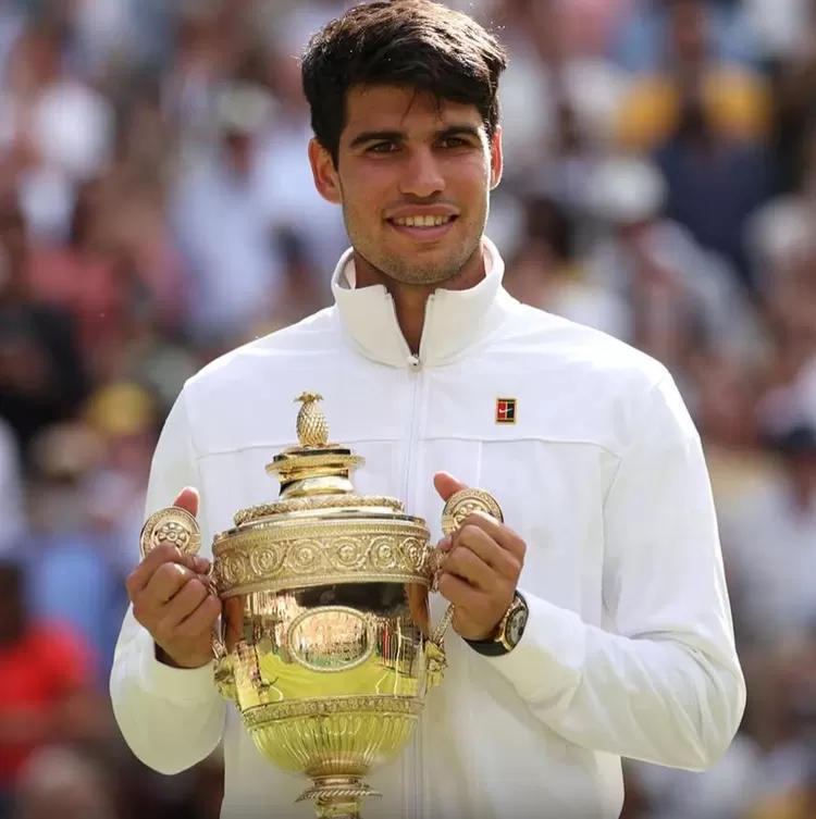 Petenis Carlos Alcaraz dengan trofi Grand Slam Wimbledon 2024. (Foto screenshot IG @wealth)