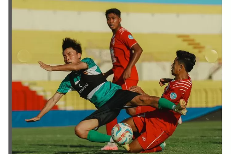 Duel perebutan bola antara pemain PSS Sleman (hijau) dengan pemain Malut United pada laga uji tanding di Stadion Sultan Agung bantul. (Instagram @pssleman)